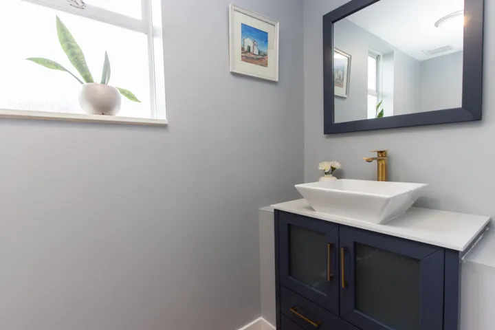 Main floor 1/2 bathroom