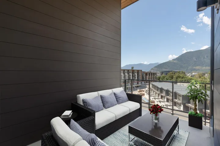Balcony with a mountain view and an outdoor hangout area