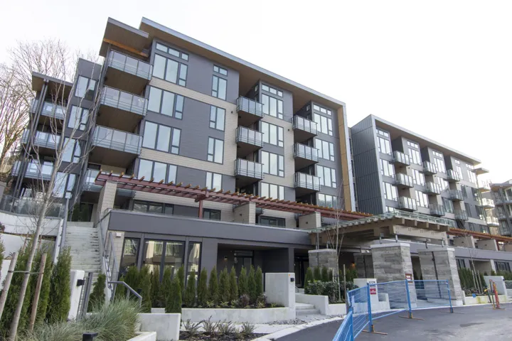 View of apartment building / complex