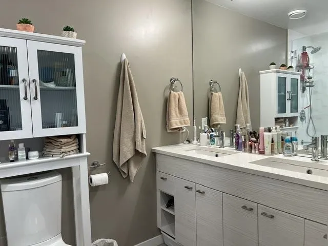 Dual vanity with integrated sinks and modern faucets
