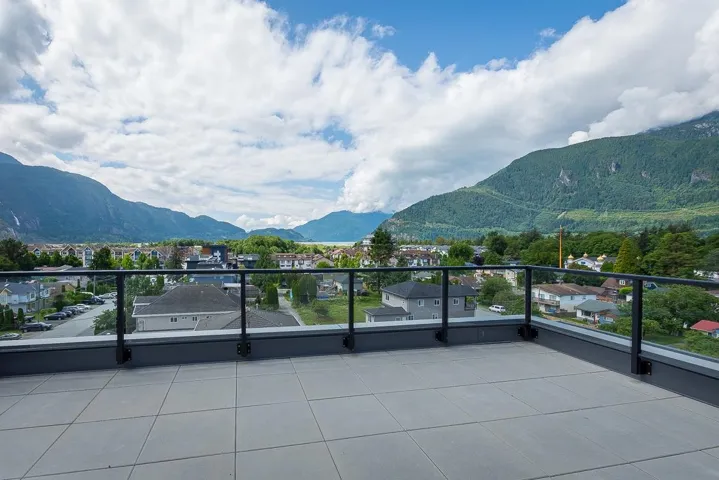 Balcony featuring a mountain view