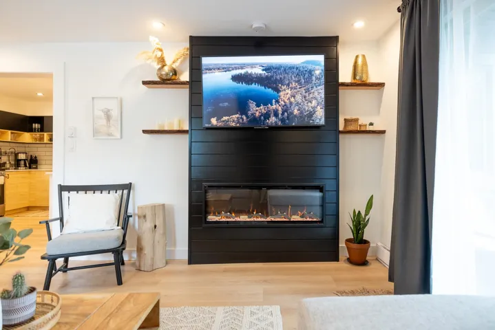 Living area with wood finished floors, recessed lighting, a fireplace, and baseboards