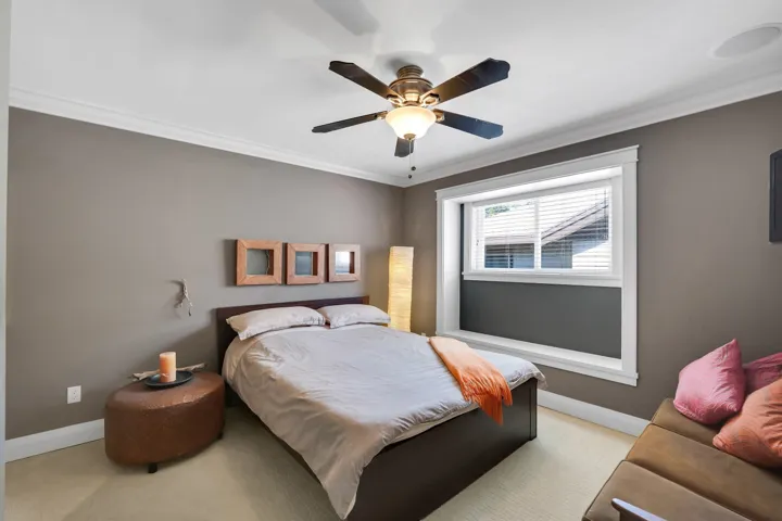 Neutral tone walls with white crown molding and baseboards