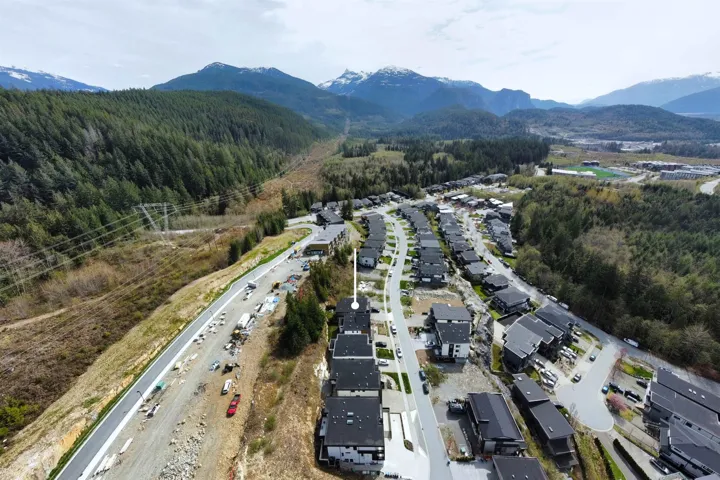Bird's eye view featuring a view of trees and a mountain view