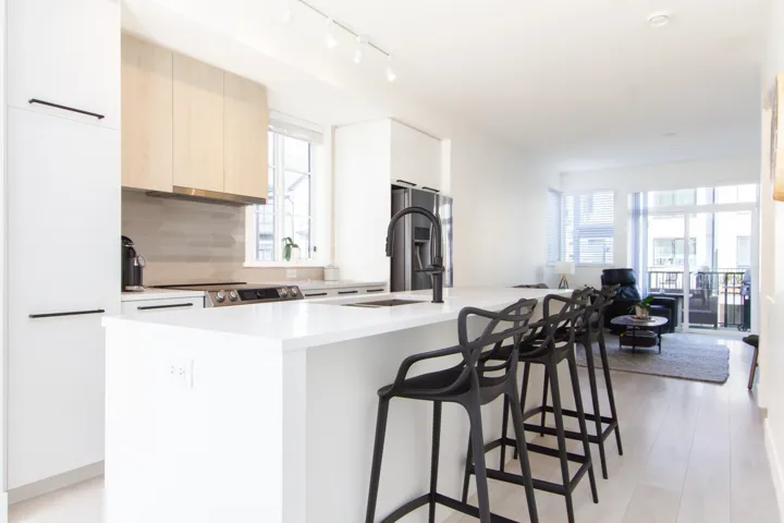 Kitchen with a sink, decorative backsplash, a kitchen breakfast bar, modern cabinets, and range