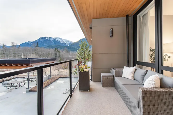 Balcony with a mountain view and an outdoor living space