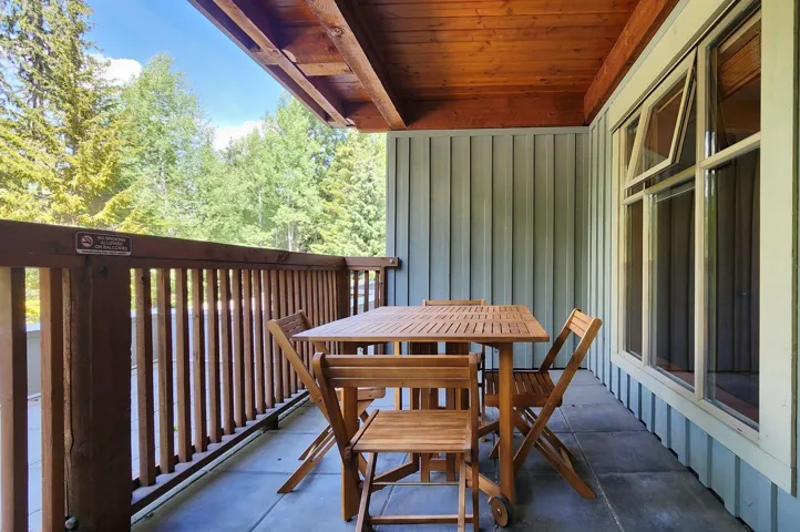 Balcony featuring outdoor dining space