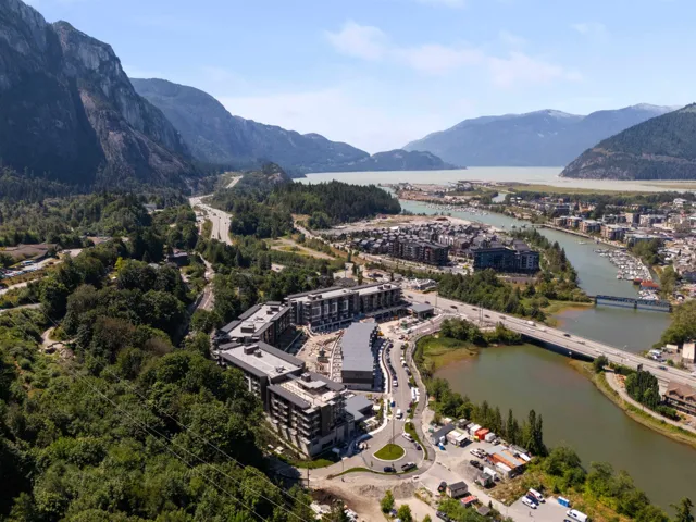 Bird's eye view of a water and mountain view