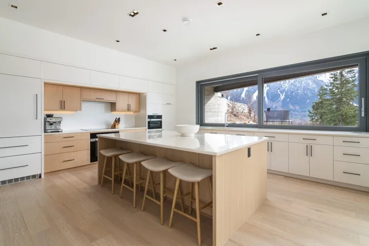 Kitchen with a kitchen bar, oven, light wood-type flooring, a center island, and backsplash