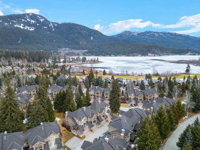 Bird's eye view featuring a residential view and a water and mountain view