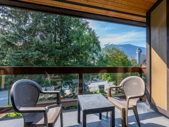 Balcony featuring a mountain view