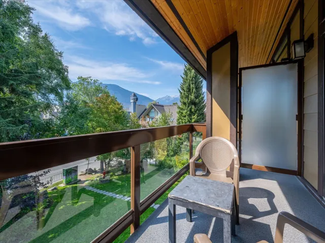 Balcony featuring a mountain view