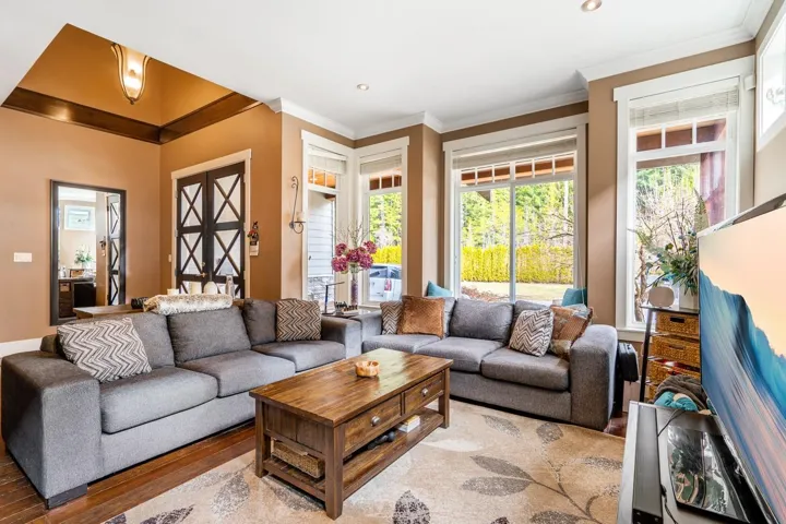 Living area with wood-type flooring and crown molding