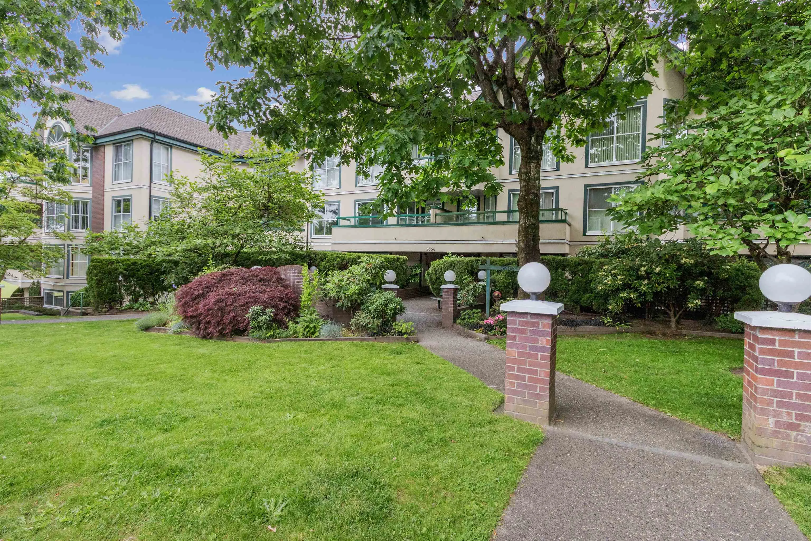 204 5656 Halley Avenue, Burnaby, BC V5H 2P8