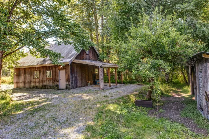 View of yard featuring an outdoor structure