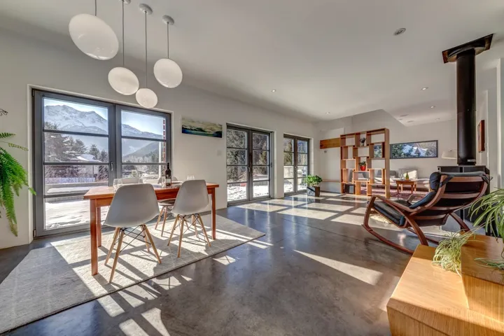 Community lobby with recessed lighting