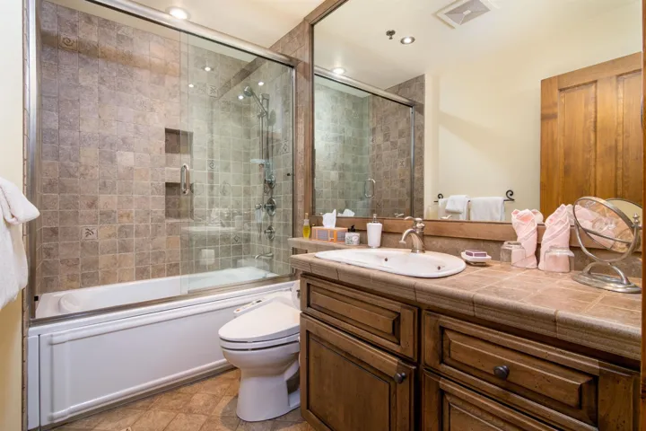 Full bath featuring visible vents, toilet, recessed lighting, vanity, and enclosed tub / shower combo