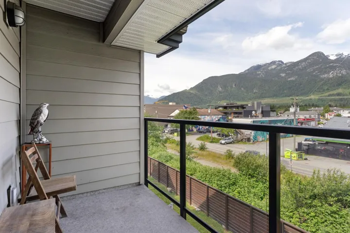 Balcony featuring a mountain view