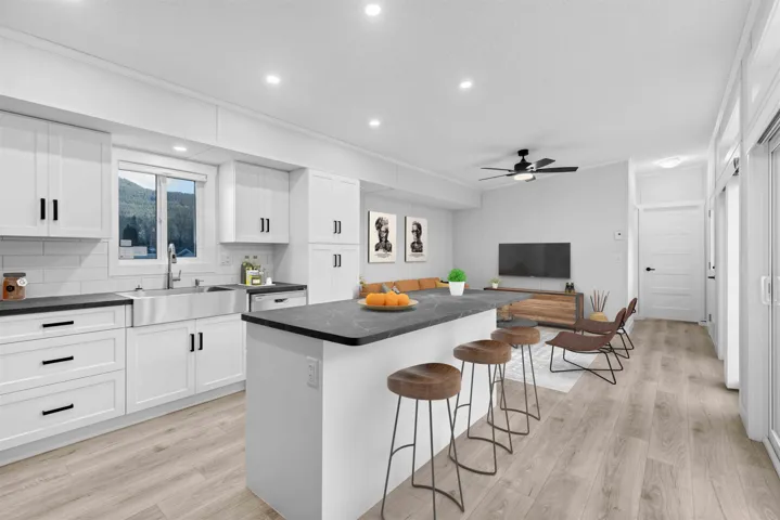 Practical centre island / bar counter. Photo has been virtually staged.