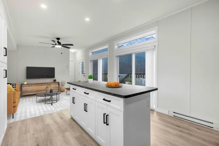Practical centre island / bar counter. Photo has been virtually staged.