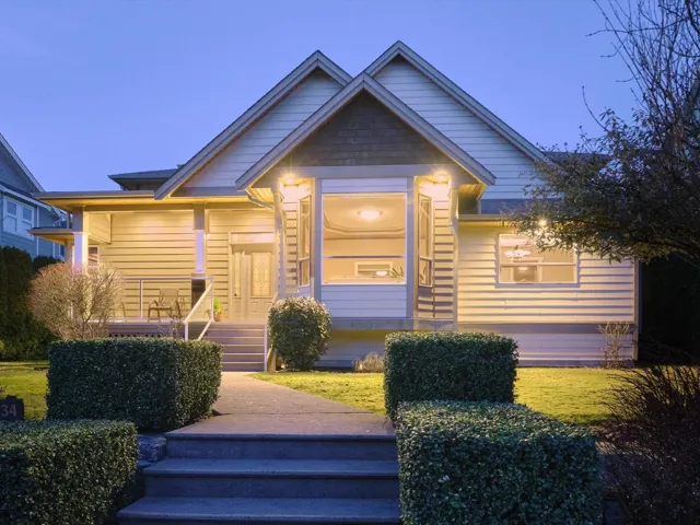 View of front of house featuring a front lawn