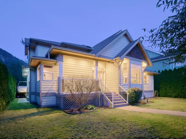 View of front facade with a front lawn