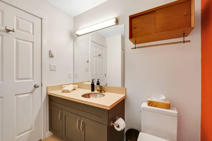 Full bathroom on Floor 2