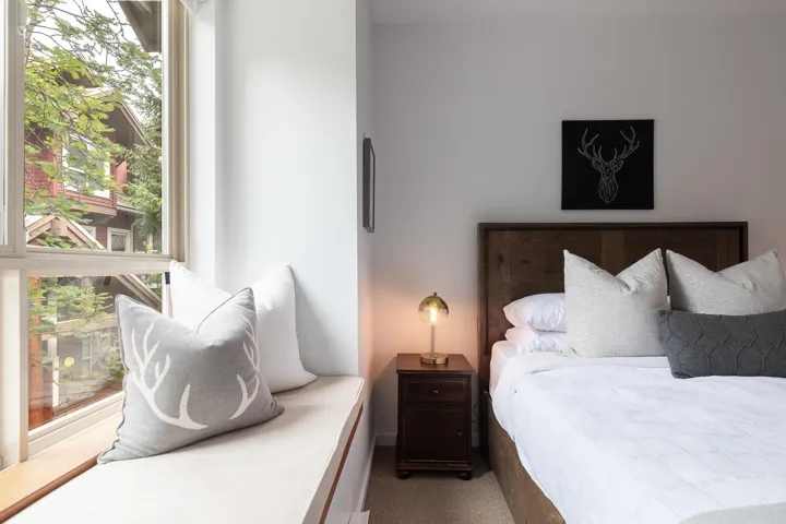 Integrated window bench seating with cushion