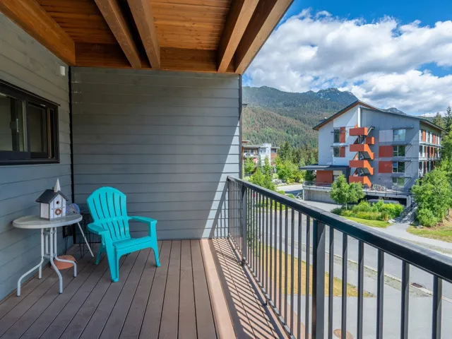 Balcony featuring a mountain view