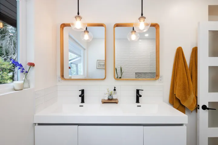 Full bathroom with tasteful backsplash and double vanity