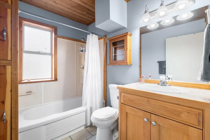 Bathroom with shower / bath combo