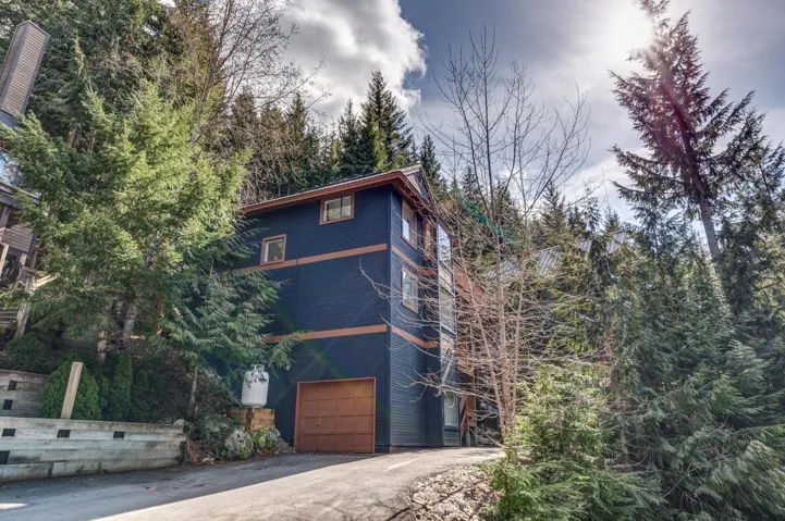 View of front of house with an attached garage and driveway