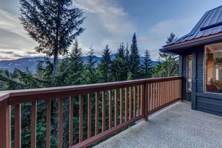 Balcony featuring a mountain view