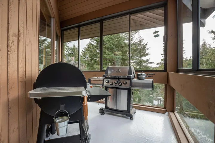 Large covered deck and BBQ.