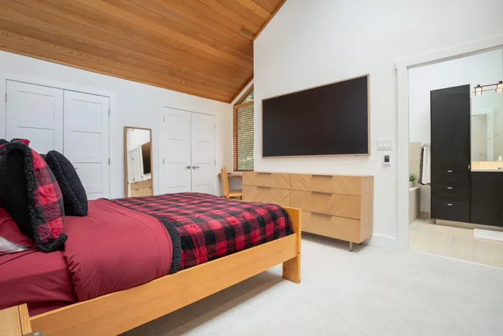 Vaulted ceilings, lots of light, and an en suite bathroom.