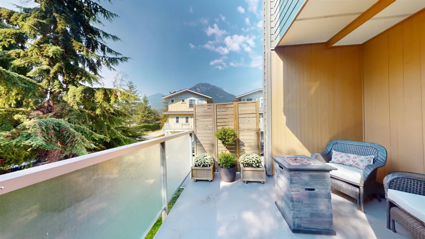 Balcony featuring a mountain view