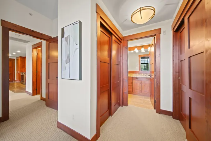 Corridor with light carpet and baseboards