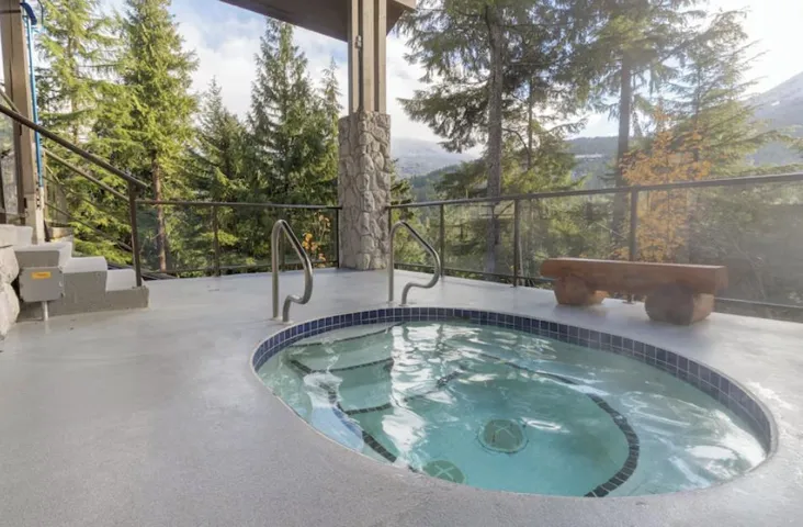 View of pool featuring an in-ground hot tub