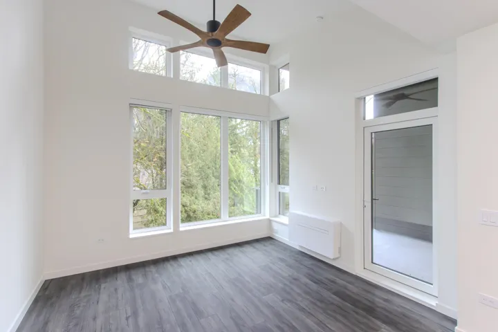 13' high ceiling, and ceiling fan