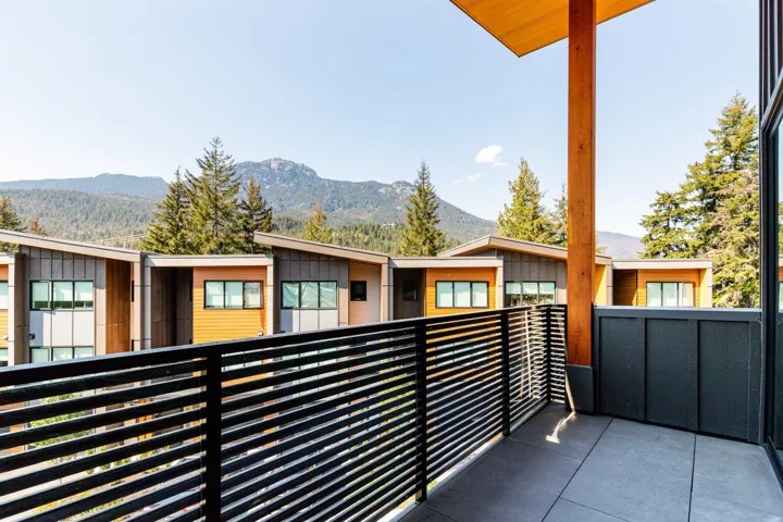 Balcony featuring a mountain view