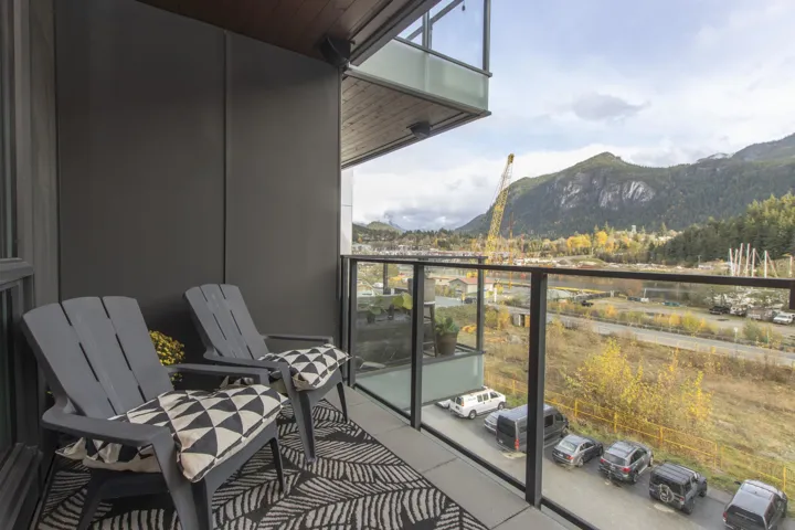 Balcony featuring a mountain view