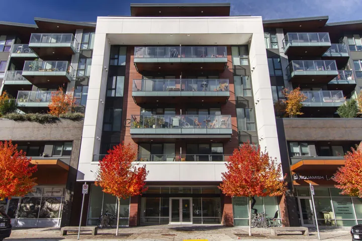 View of apartment building / complex