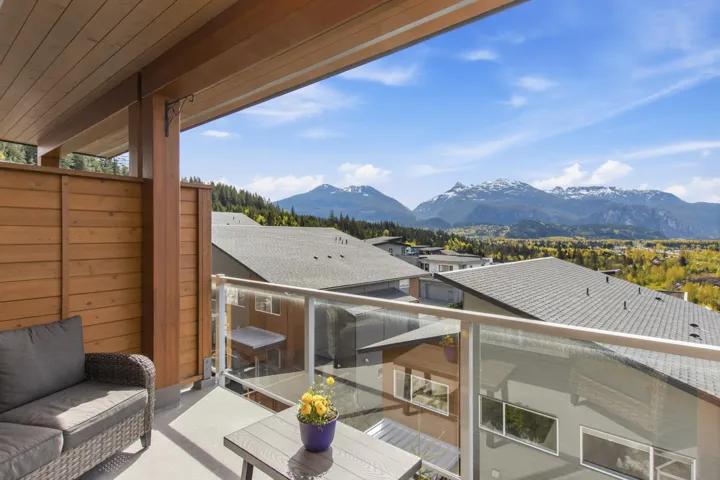 Balcony featuring a mountain view and an outdoor hangout area