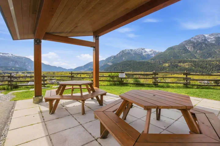 Great location right by the park and picnic tables