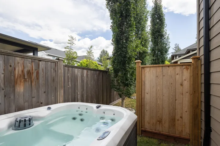 View of yard featuring a hot tub