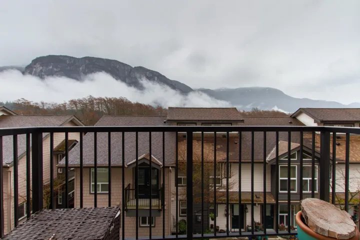 Balcony featuring a mountain view