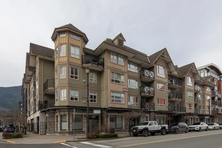 View of apartment building / complex