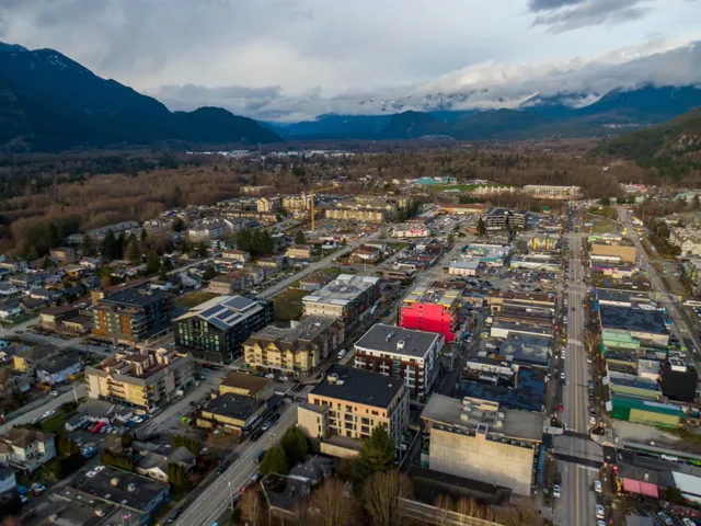 View of property location with nearby urban area and a mountainous background