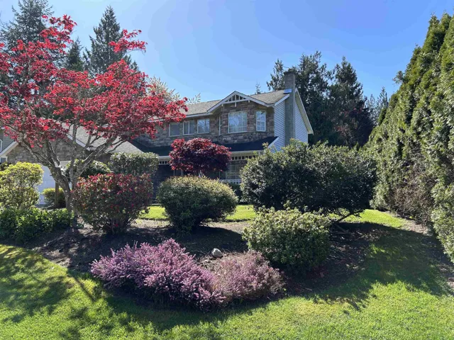 View of front of home and front yard