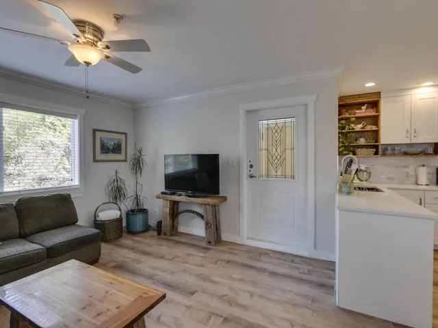 Living area with a ceiling fan, light wood-style flooring, baseboards, ornamental molding, and recessed lighting